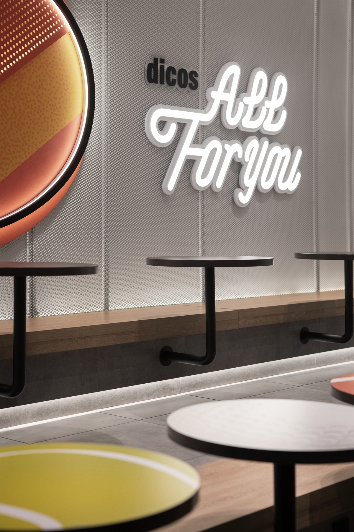 德克士成都蛟龙港店 · 运动主题餐厅设计丨中国成都-17