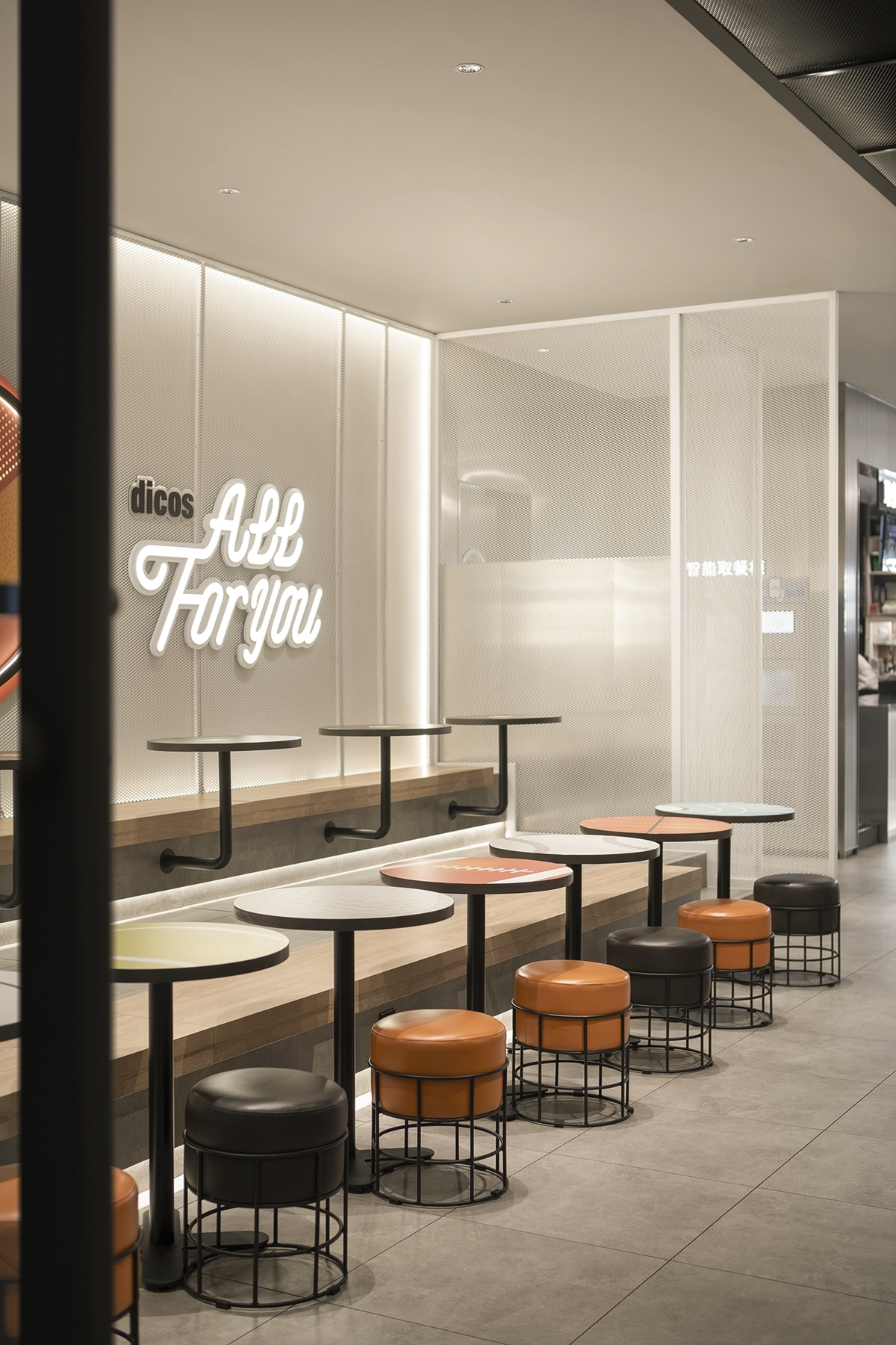 德克士成都蛟龙港店 · 运动主题餐厅设计丨中国成都-16