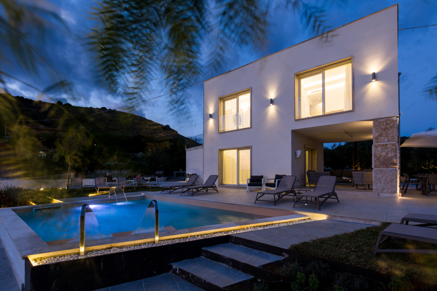 地中海风格别墅融入自然,展现双面魅力-9