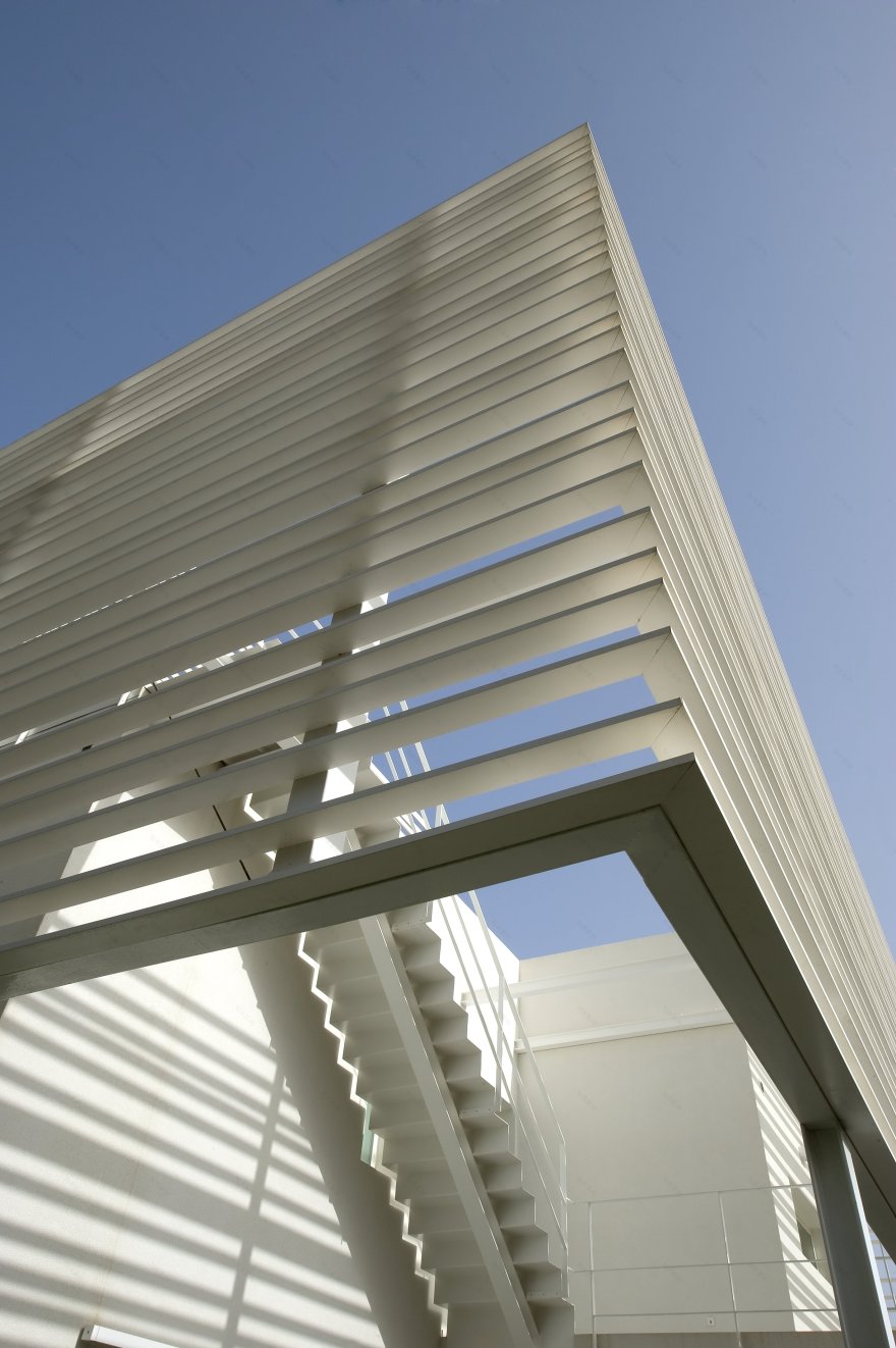 海滨别墅的现代蜕变 | 纯净、简约与功能性完美融合-10