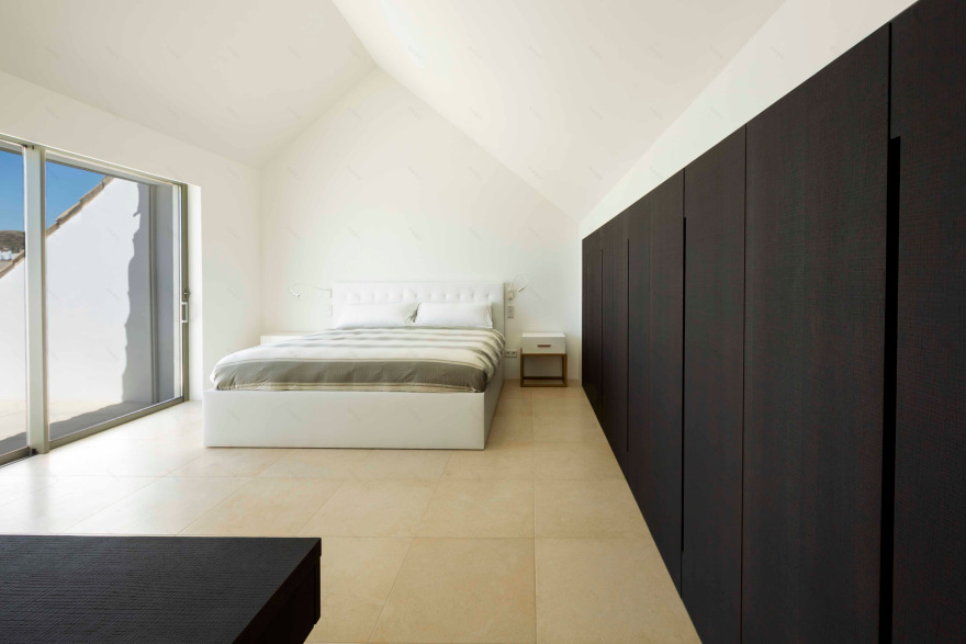 融合自然景观的西班牙风格别墅设计-13