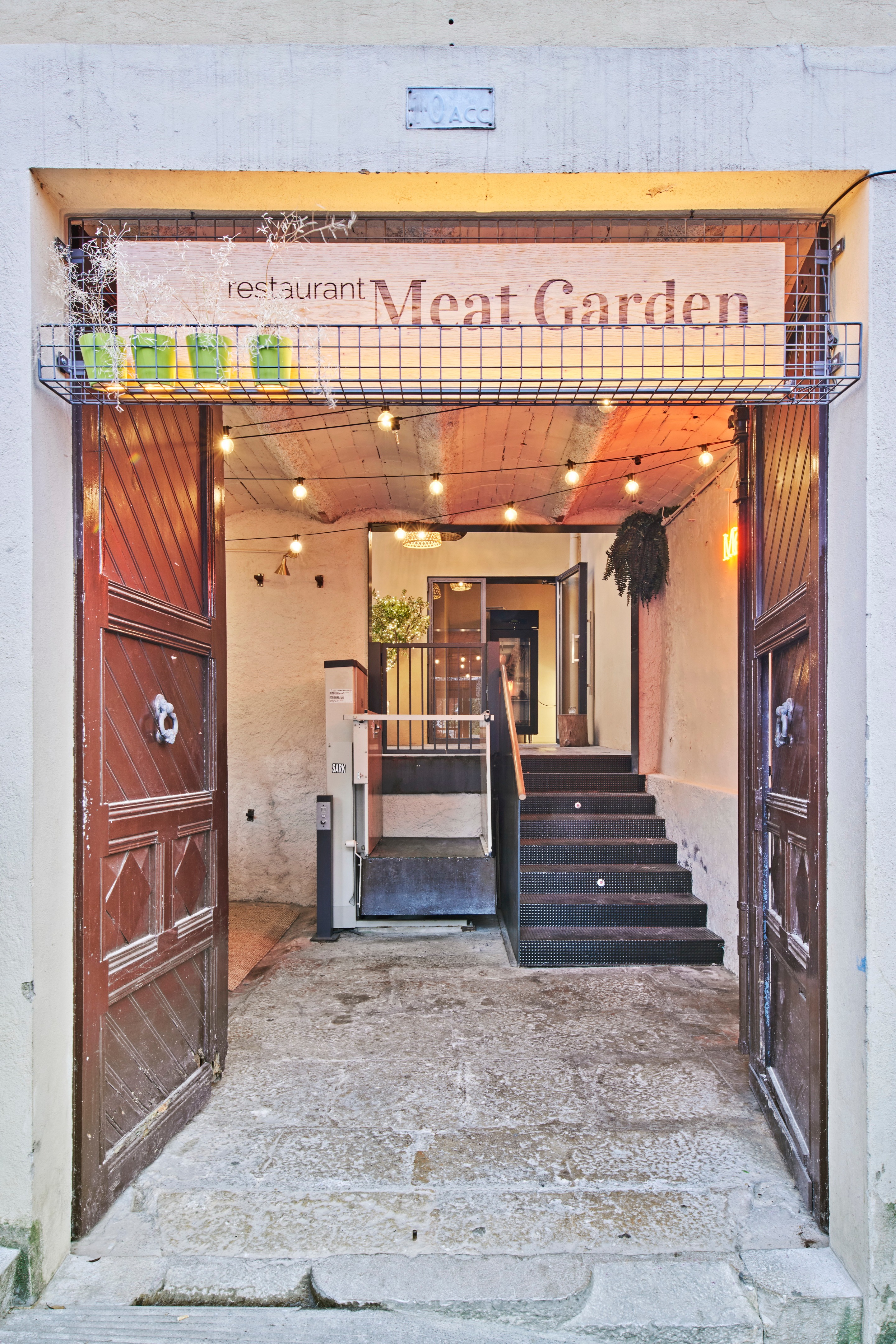 古堡中的绿意 · Meat Garden 餐厅室内设计-24