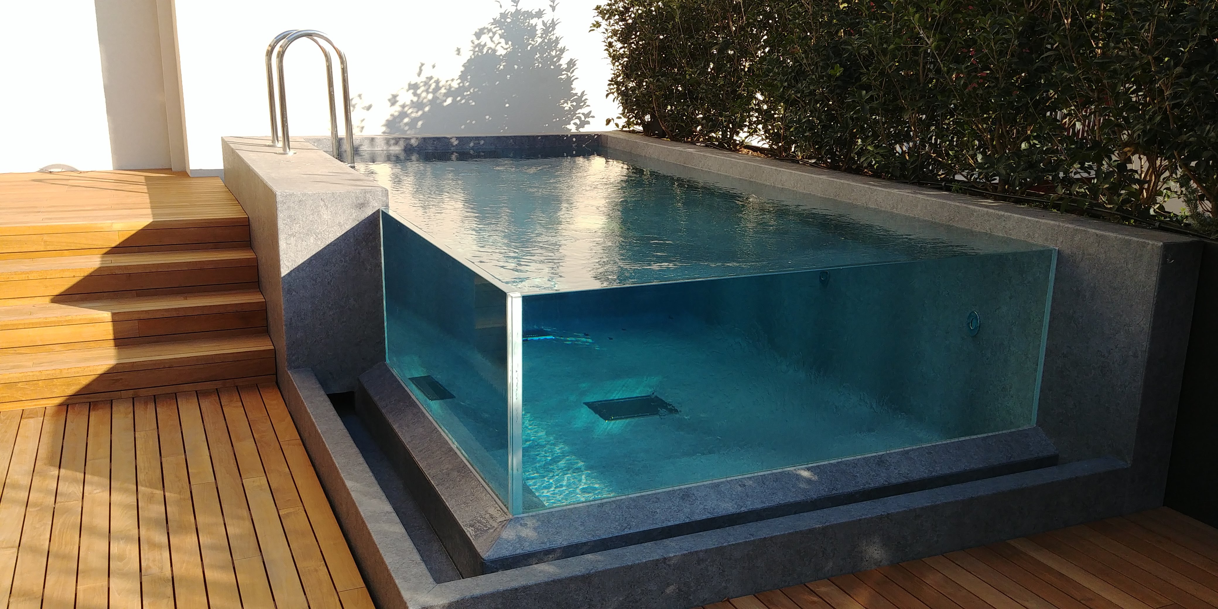 屋顶游泳池的极简魅力-0