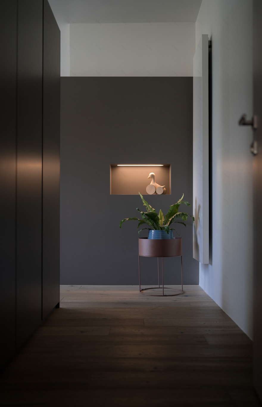 意式湖畔公寓的现代翻新-6