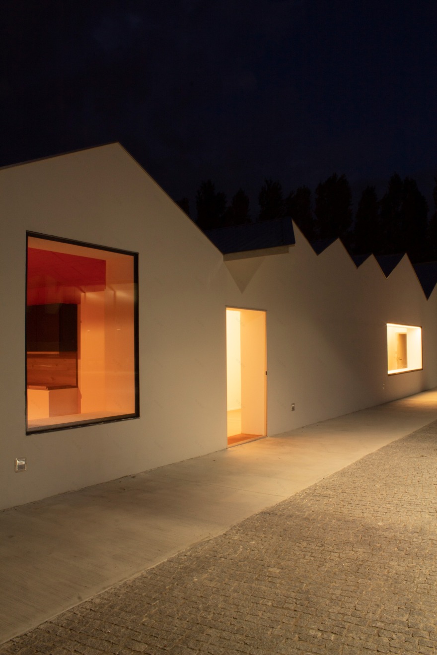 绿色纤维玻璃外墙,打造温馨包容的康复中心-28