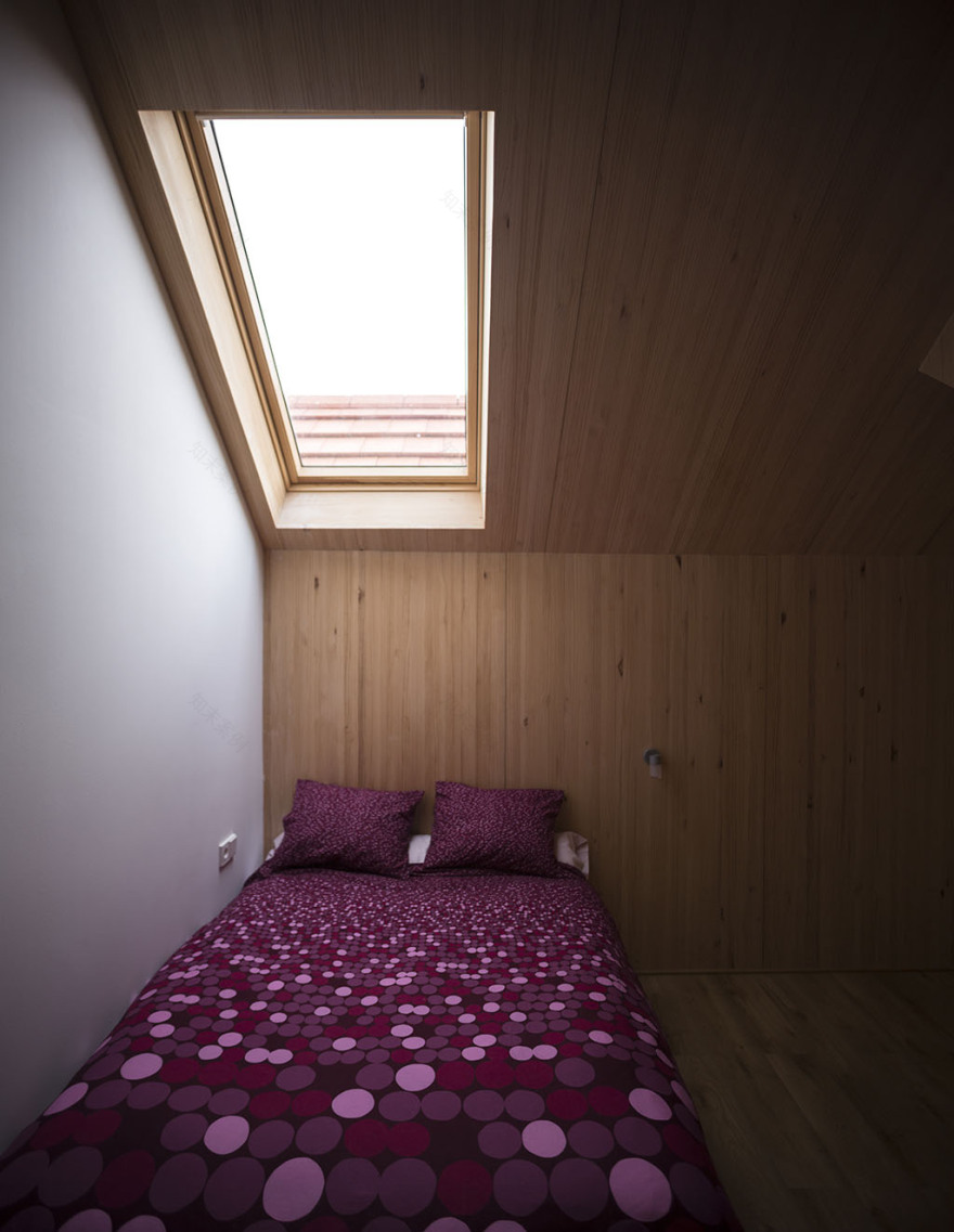 西班牙 Zumaia 山谷中的倾斜别墅-10