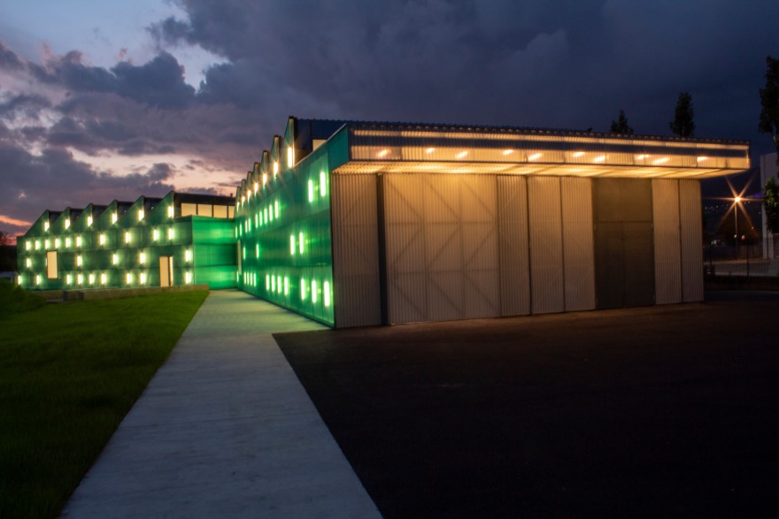 绿色纤维玻璃外墙,打造温馨包容的康复中心-25