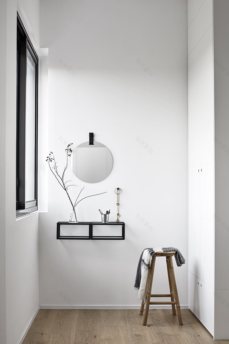 城市中的单色别墅设计-11