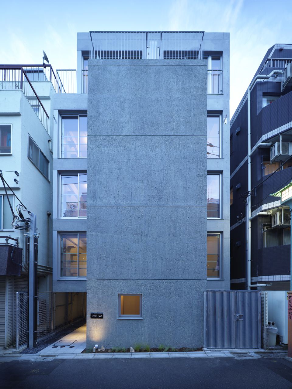 FUDOMAE公寓楼，东京/有六个竖直空隙的公寓-57