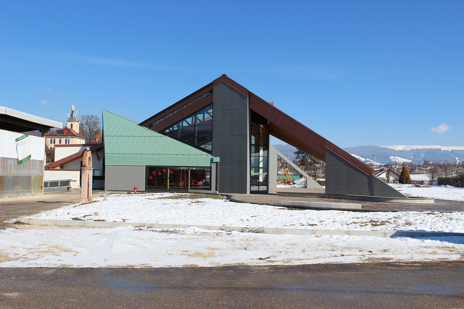 绿意盎然的多功能建筑与城市公园-2