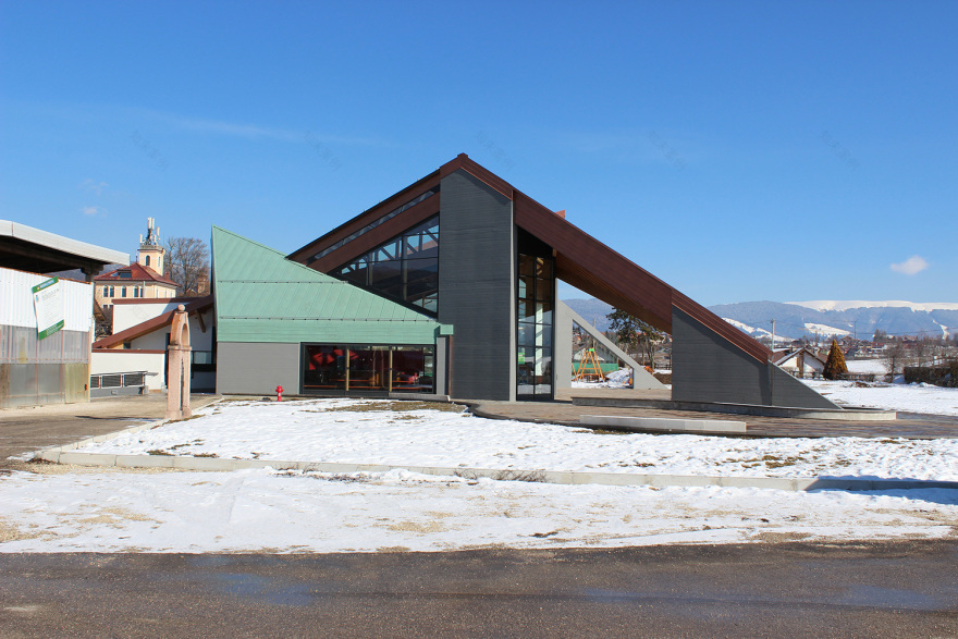 绿意盎然的多功能建筑与城市公园-2