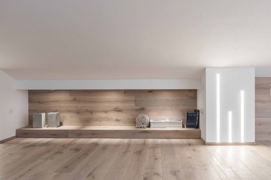 意式公寓顶层翻新,自然光与人工光交融打造温馨生活空间-10