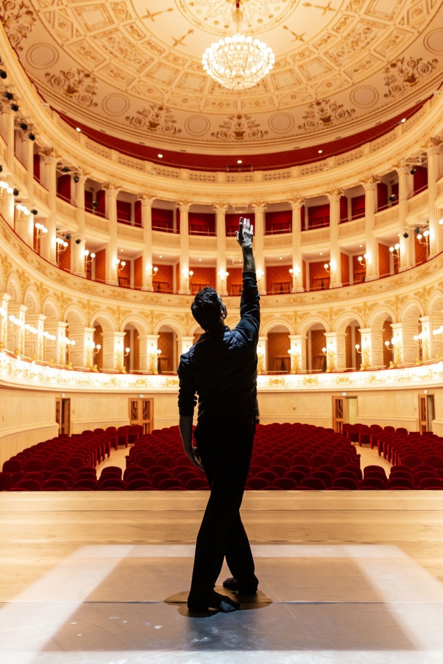 重塑辉煌,Rimini 剧院华美灯光重生-13