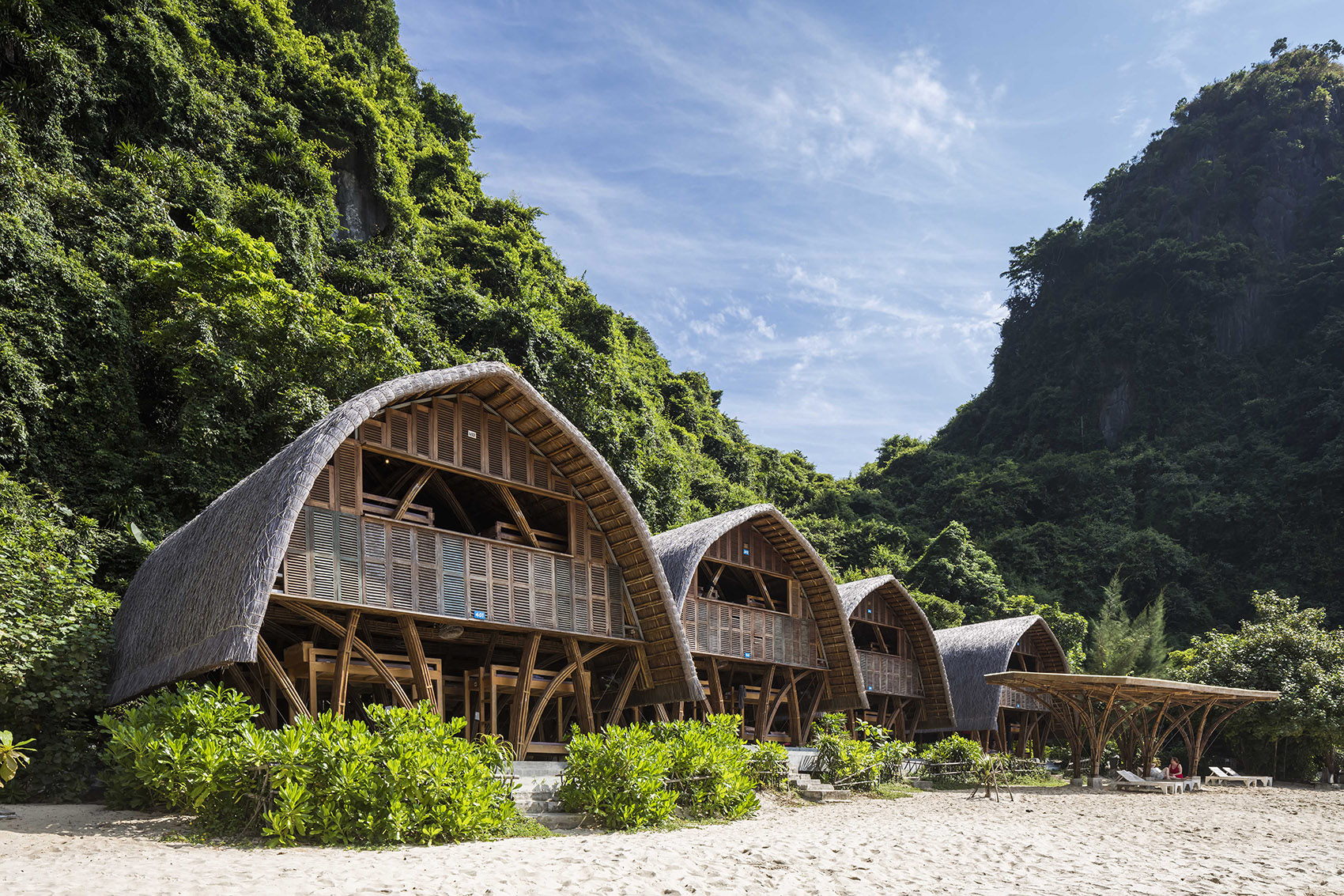 漂流岛度假村，越南/绿色山脉、白色沙滩与蓝色海洋中的竹结构-47