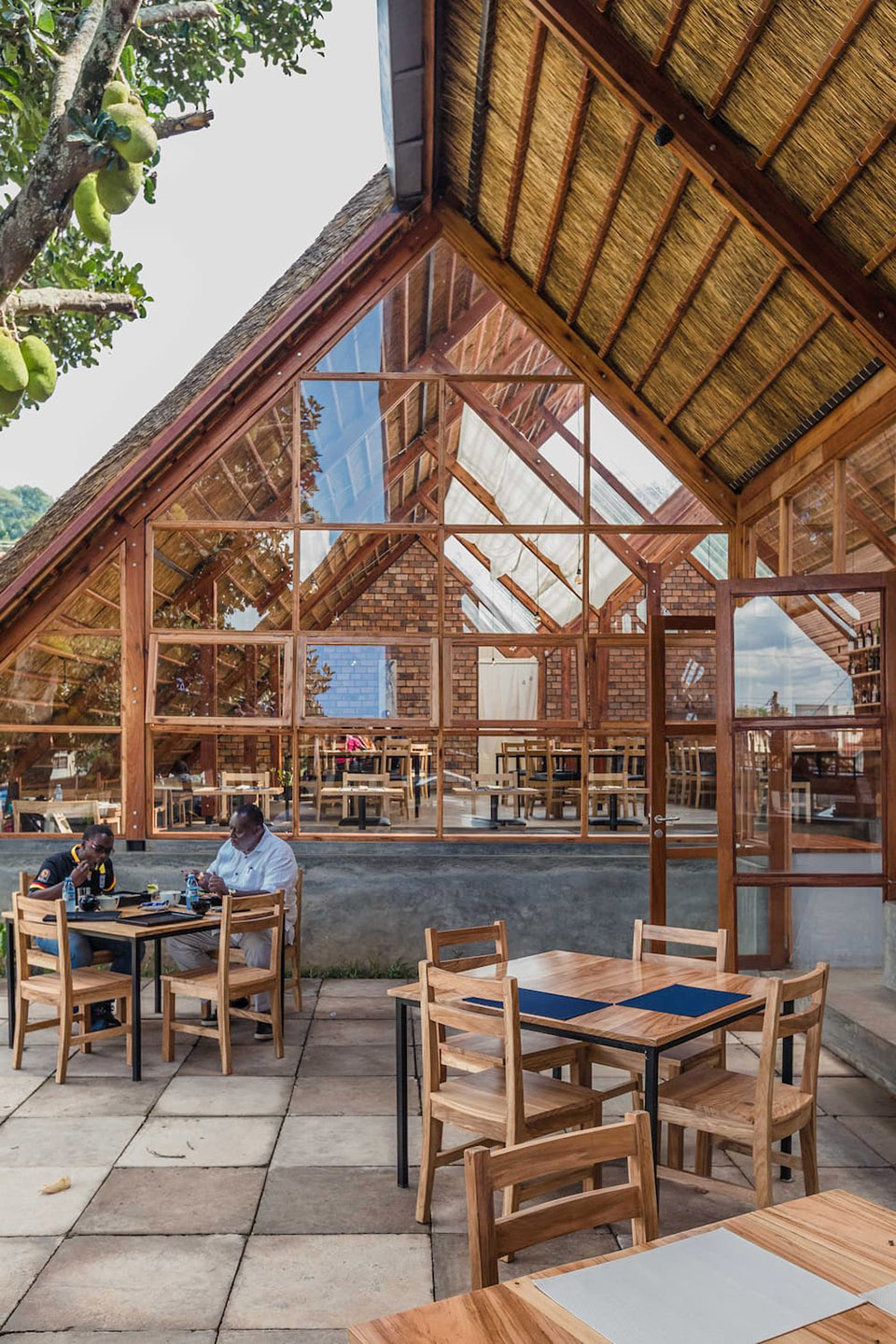 Yamasen日式餐厅，乌干达/桉树木材屋顶下的惬意清凉空间-50