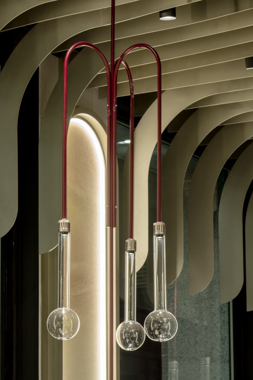 Milan 繁华中心的戏剧性餐厅-45