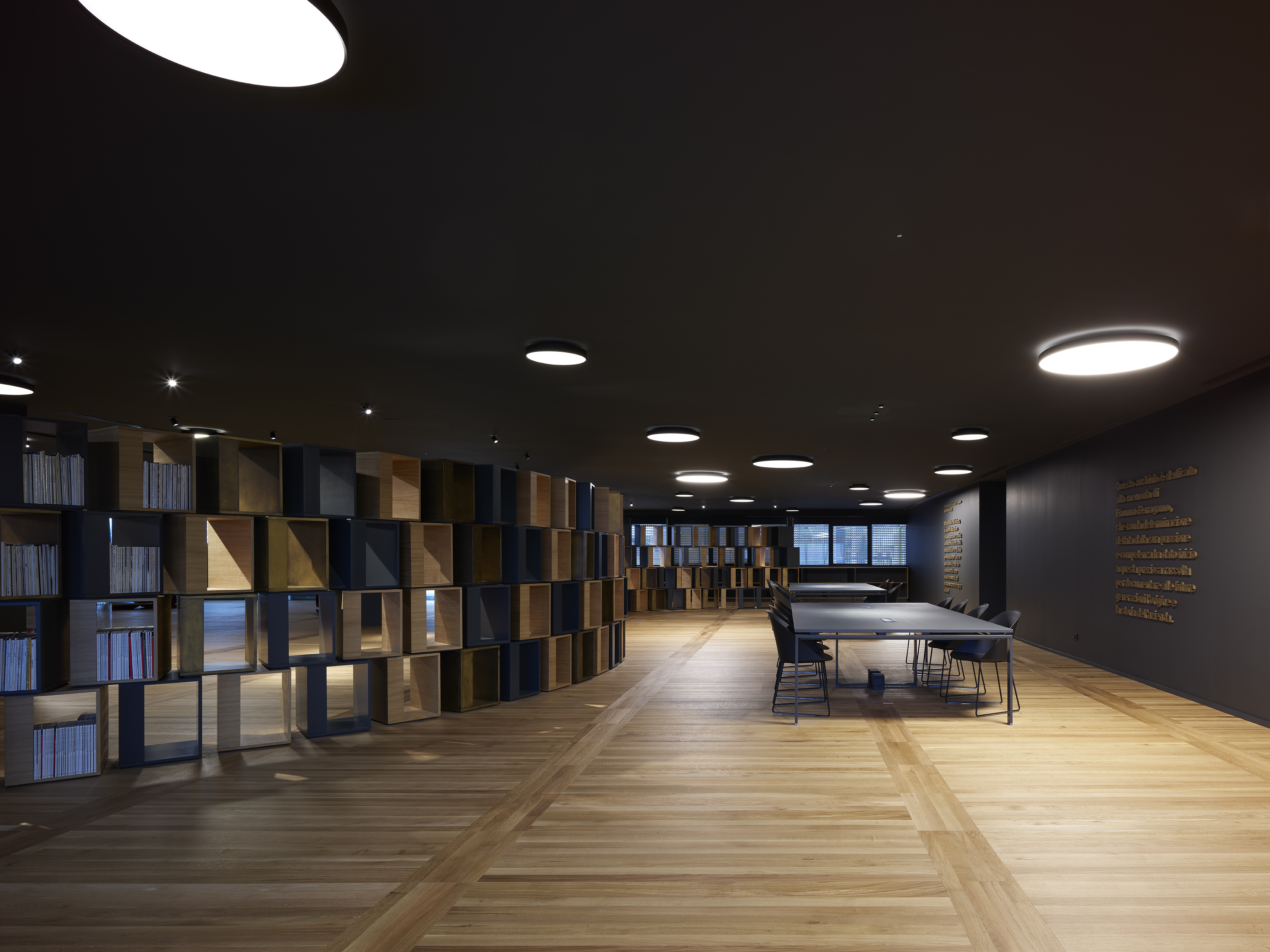 Ferragamo 工厂变身时尚秀场,室内设计展现品牌魅力-14