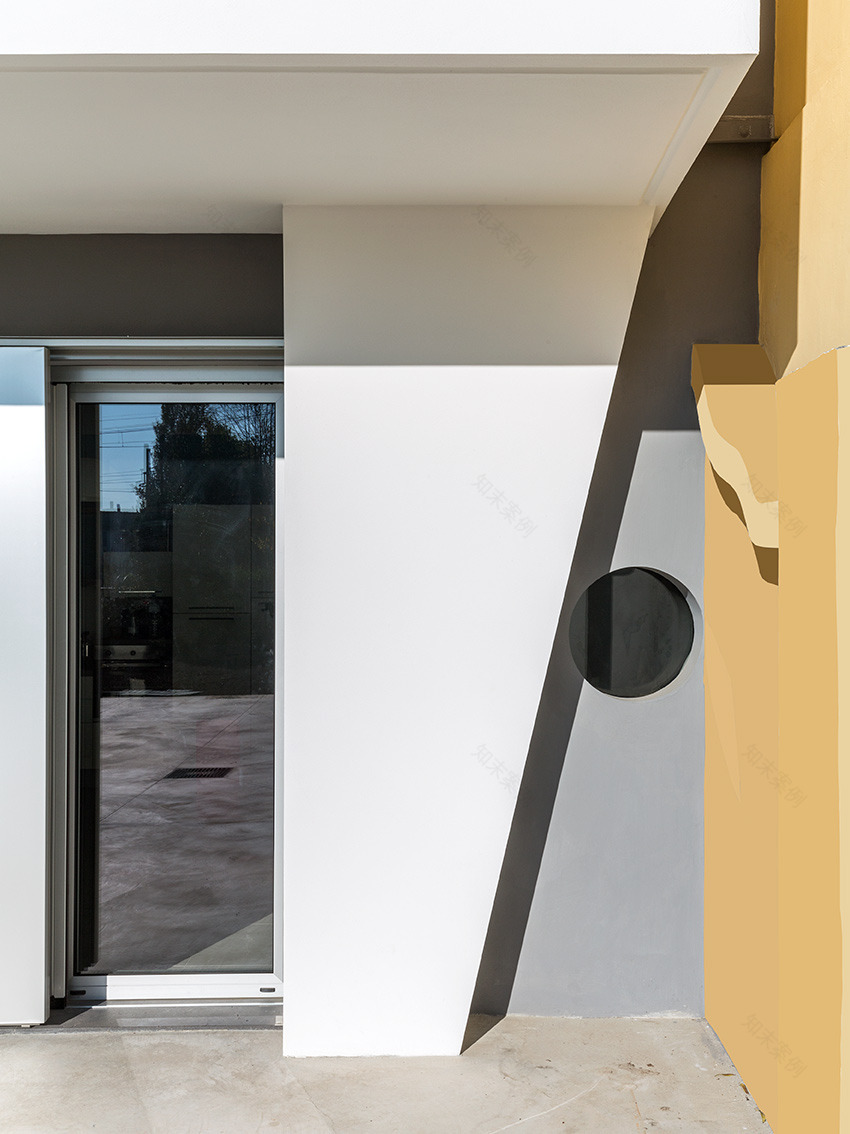 繁忙街道旁的"Masa House"现代别墅-16