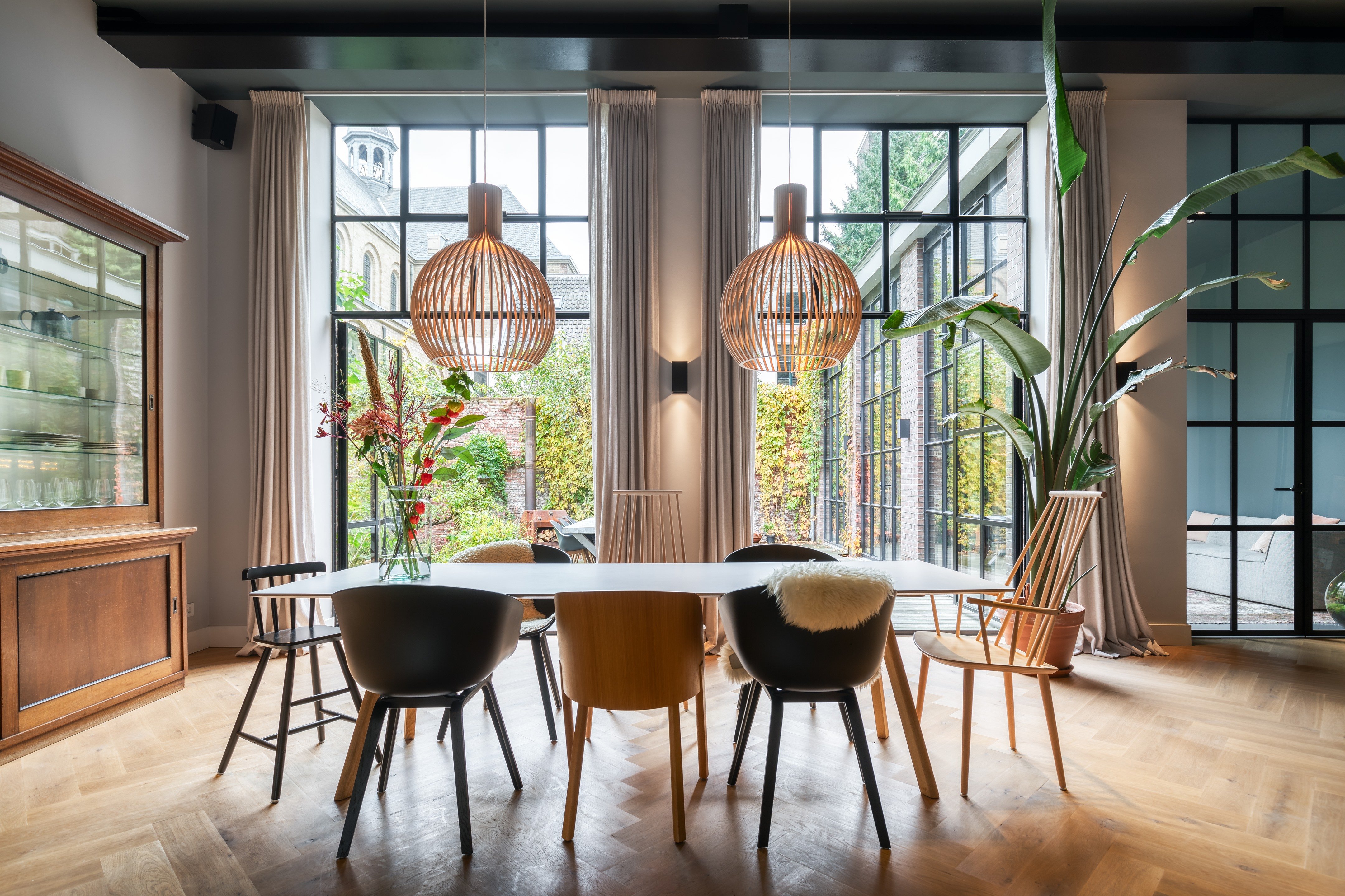 乌特勒支百年古宅,温馨地板映衬罗马教堂-3