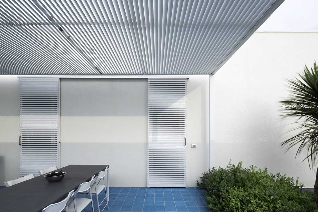 岩石与绿植共生的意式别墅设计-5