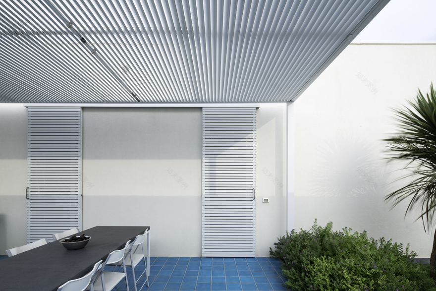 岩石与绿植共生的意式别墅设计-5