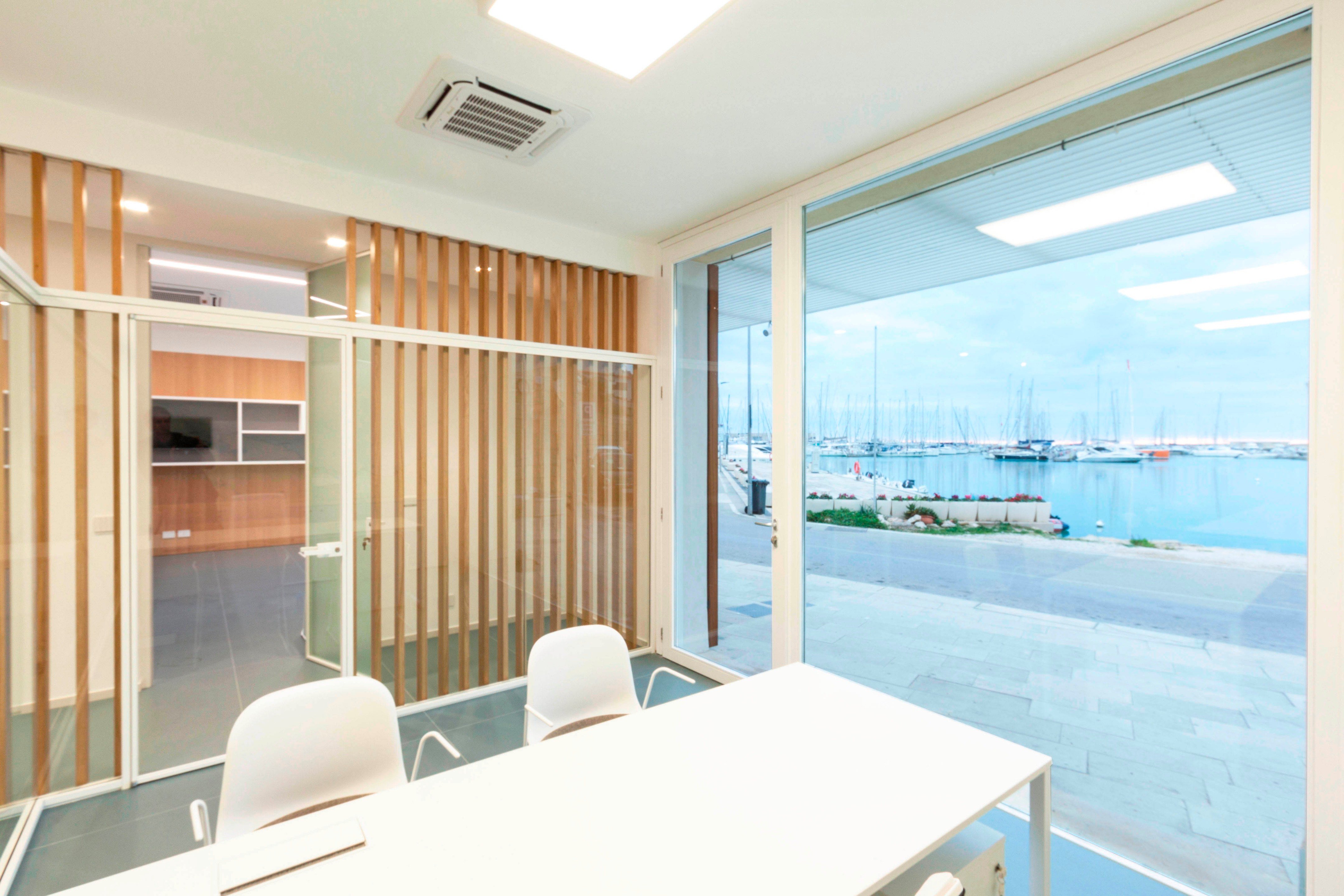 优化空间利用的意大利旅游港口办公室设计-15