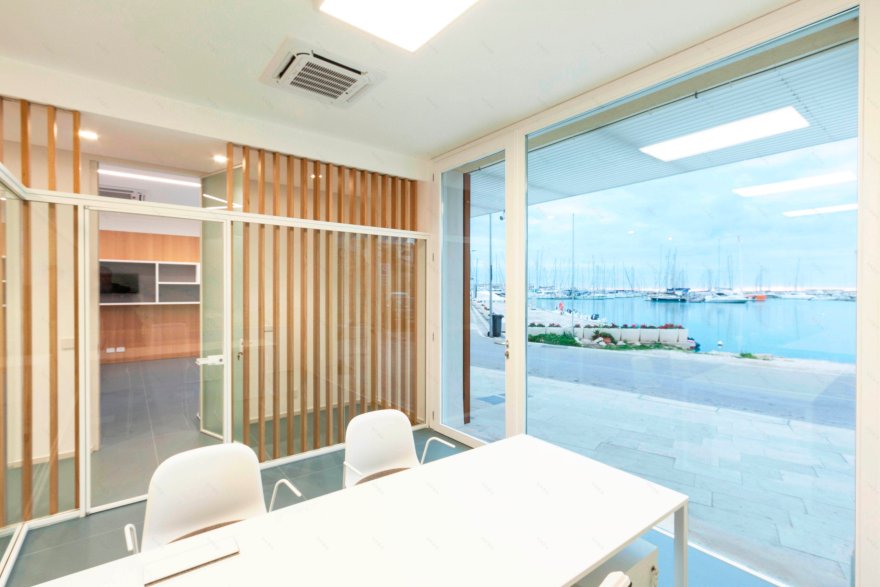 优化空间利用的意大利旅游港口办公室设计-15