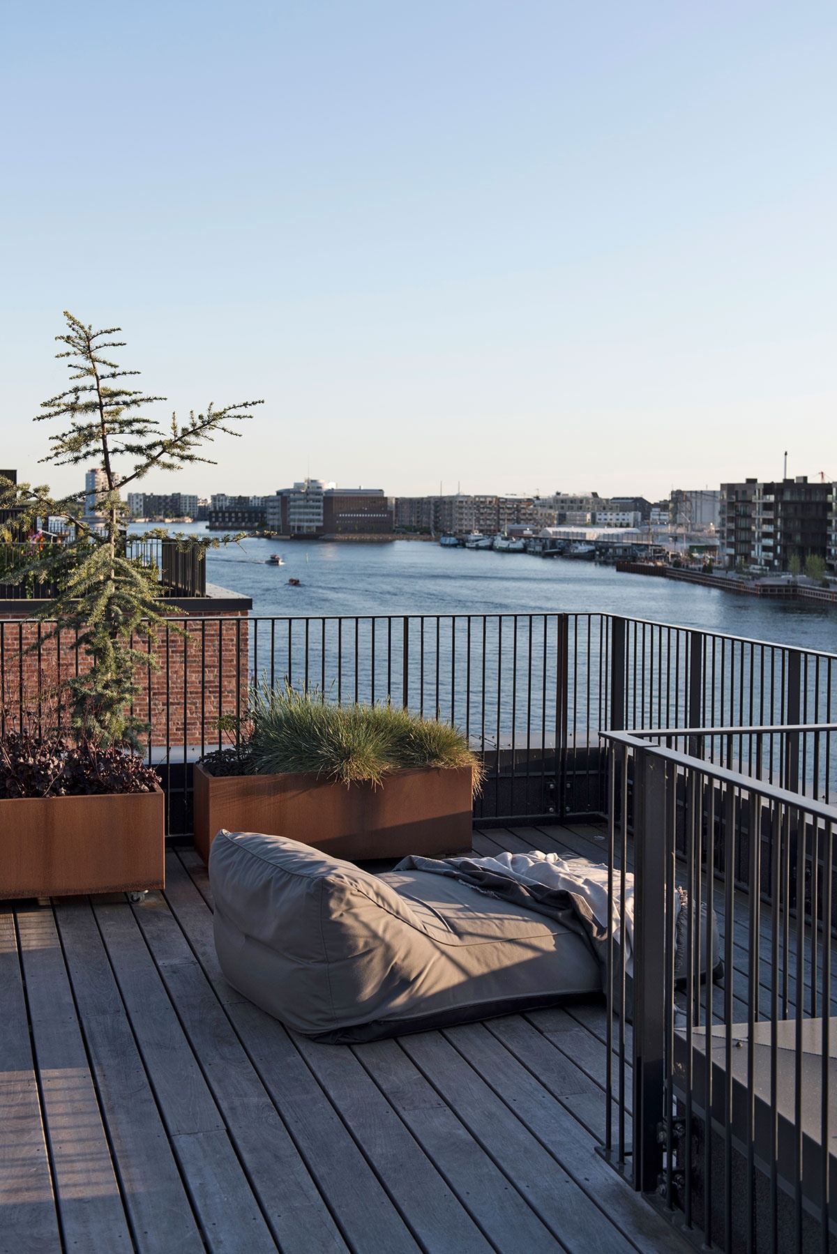哥本哈根年轻家庭顶层公寓巨大露台-Anna Pufik-11