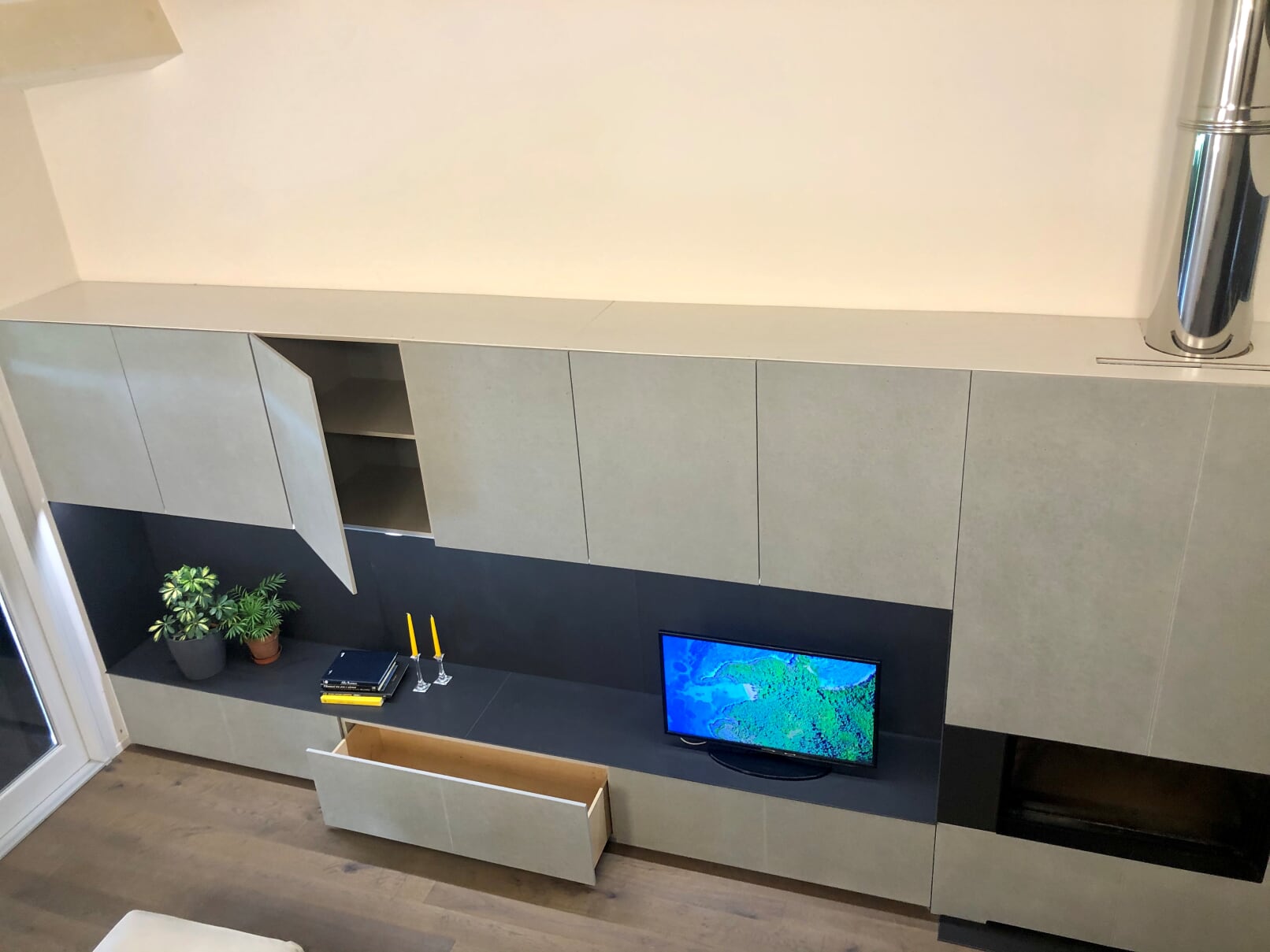 现代生活风格,配有装备墙、电视家具、收纳、集成壁炉-6