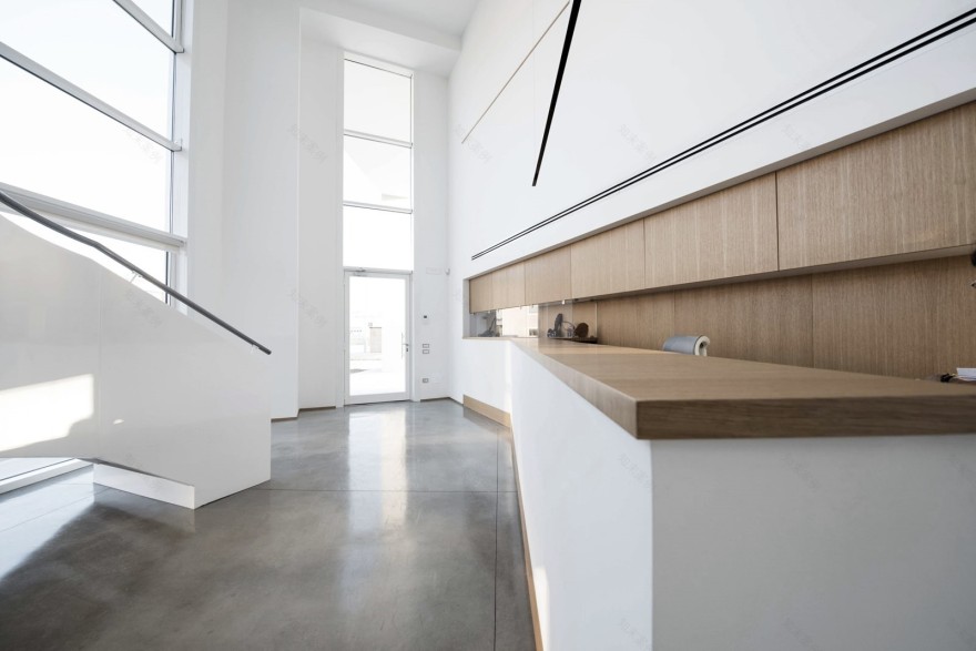 动态工厂入口,弧形楼梯与皮革墙壁的巧妙融合-9