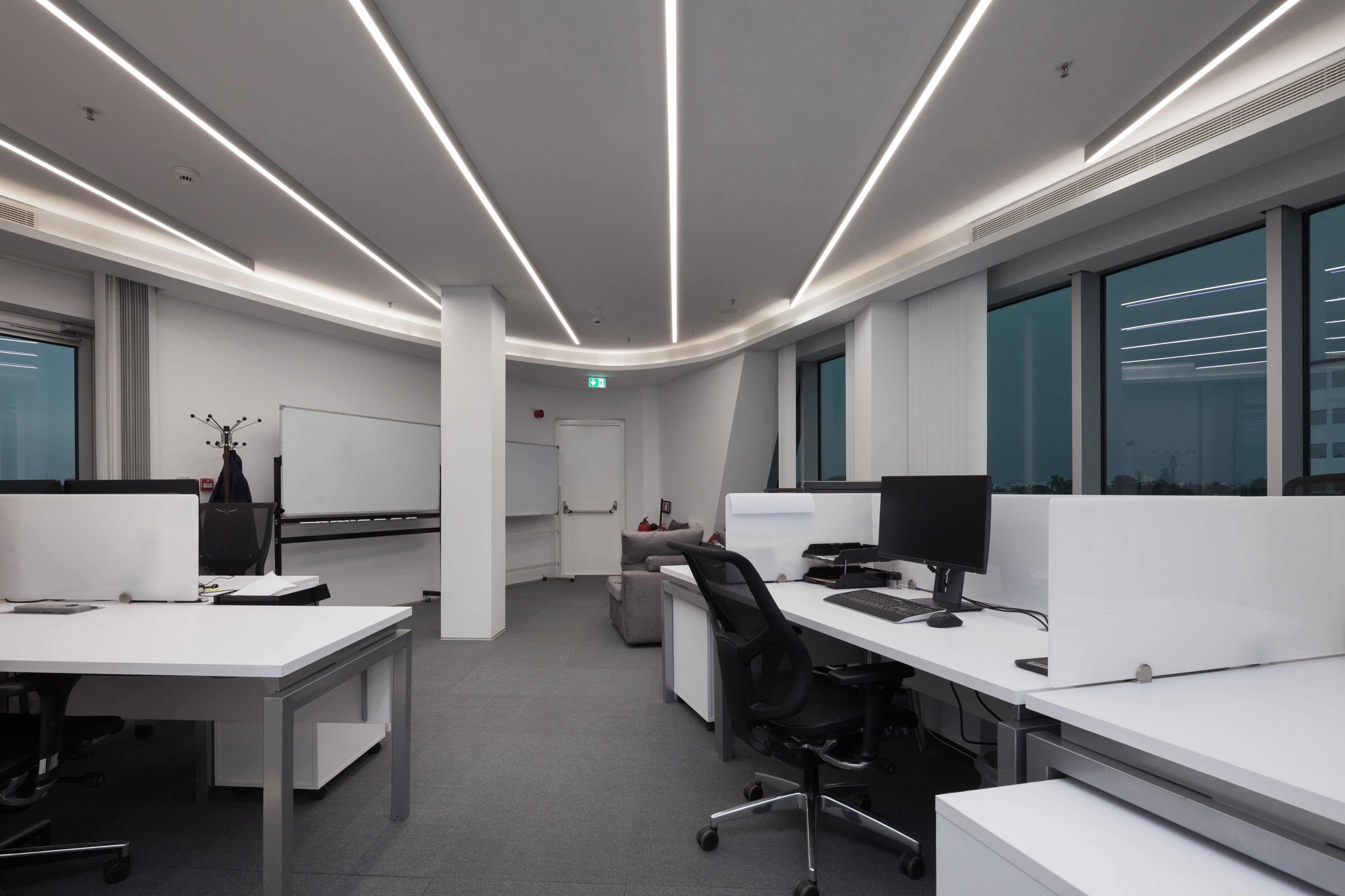 穿越白天的蓝,沉浸夜晚的白——iGuzzini 为 Wargaming 打造可调色温办公照明-0
