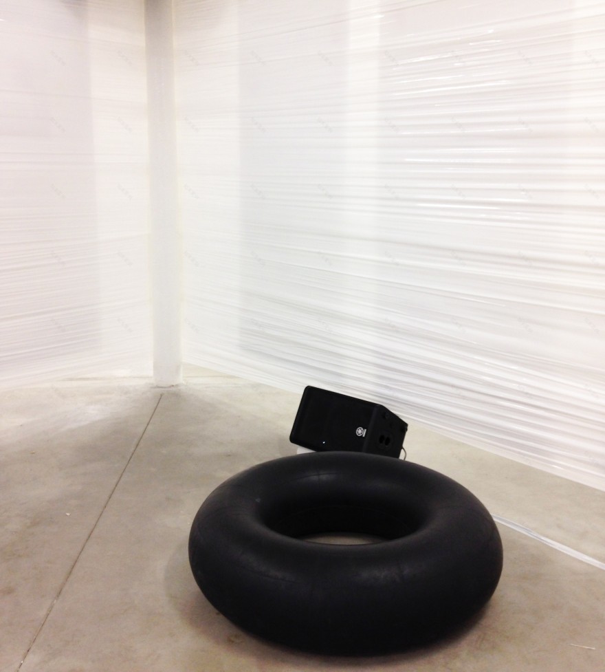 塑胶薄膜包装的临时展览空间-8