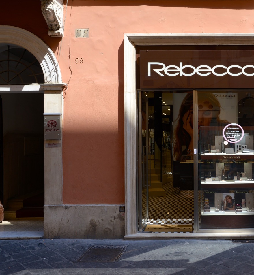 简约风格 Rebecca 商店亮相罗马-0