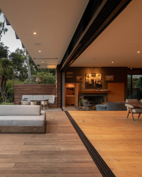 加州风情，寓自然于室的 Rustic Canyon Residence