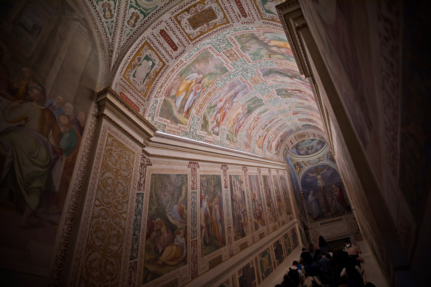 圣地圣殿 · 神秘氛围中的高效照明设计-0