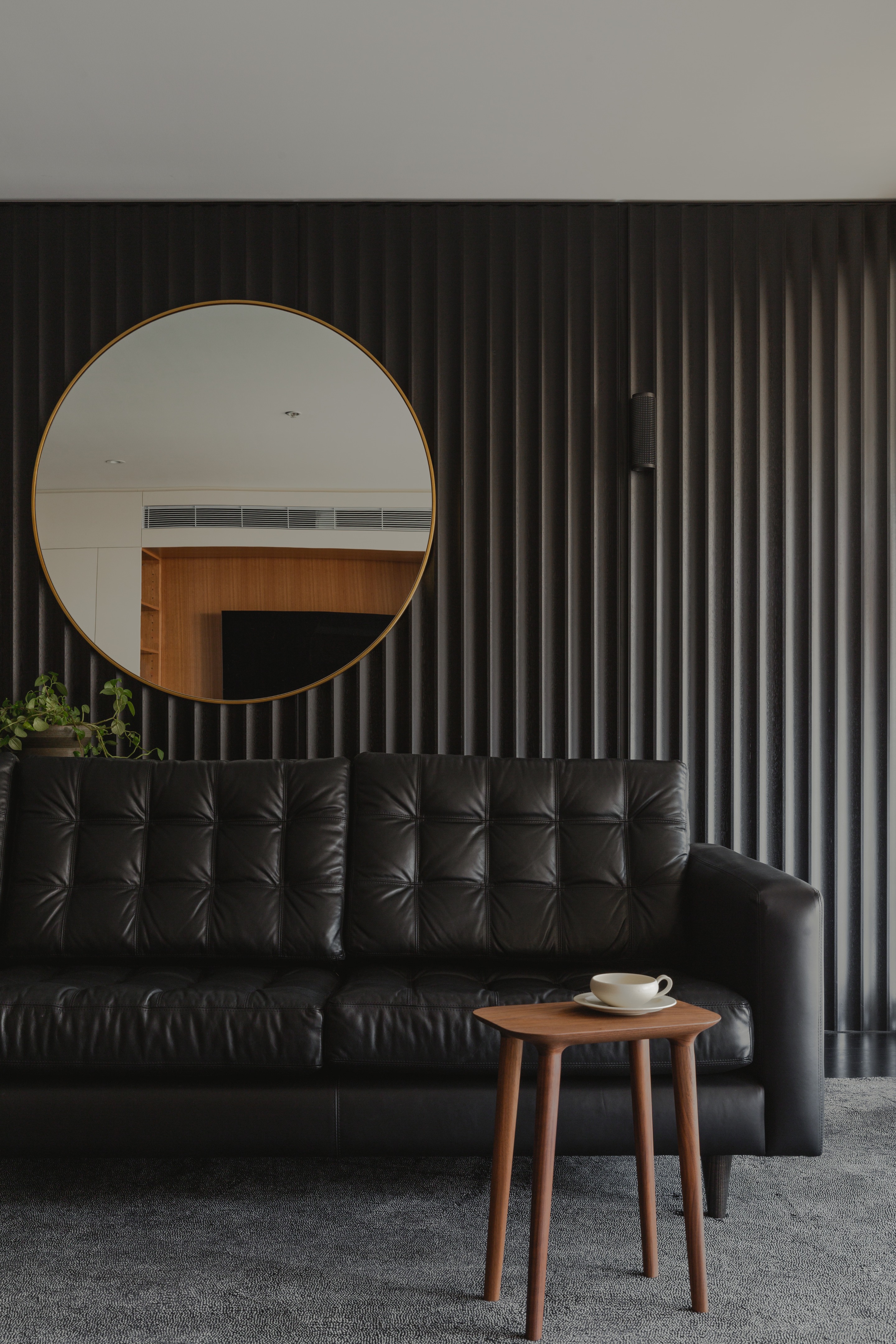 漆艺公寓 | 神秘黑调中的灵动生活-2
