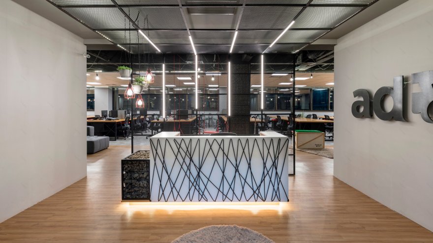 数字媒体公司总部设计,展现工业风与科技感-0