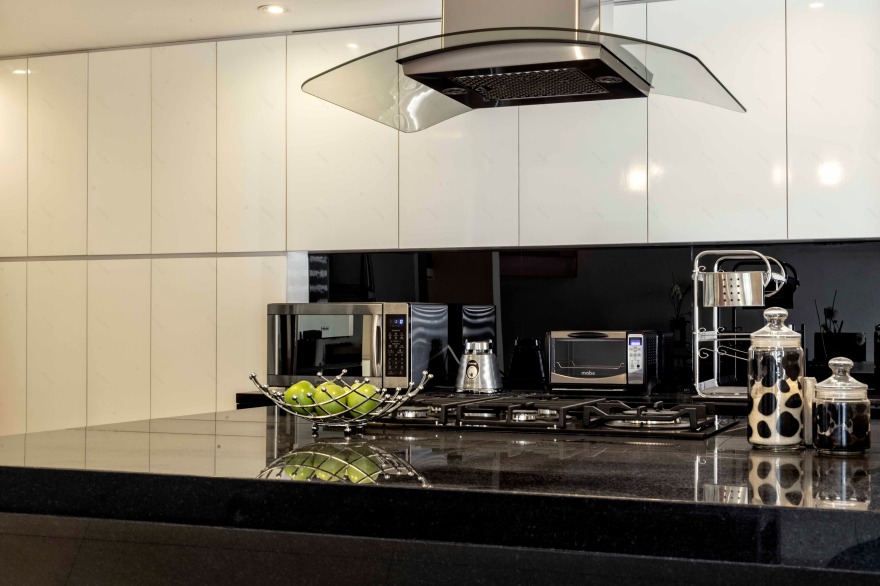 重塑 80 年代建筑,打造现代宜居别墅-9