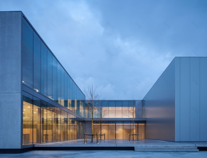 悬浮工业风总部大楼,展现现代办公空间魅力-0