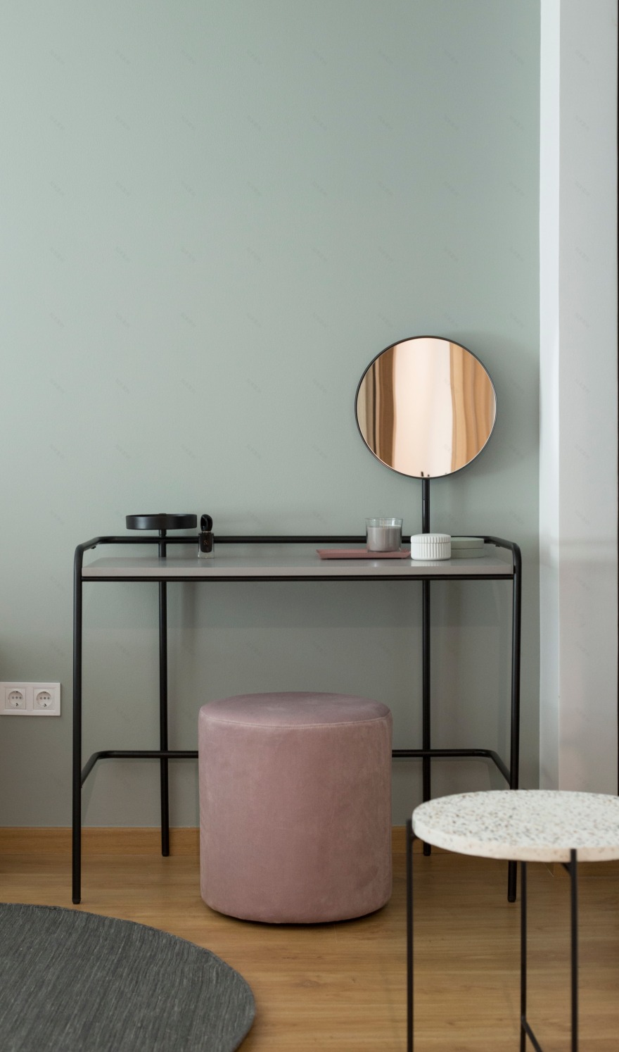 粉色调公寓中的大胆金属元素-2