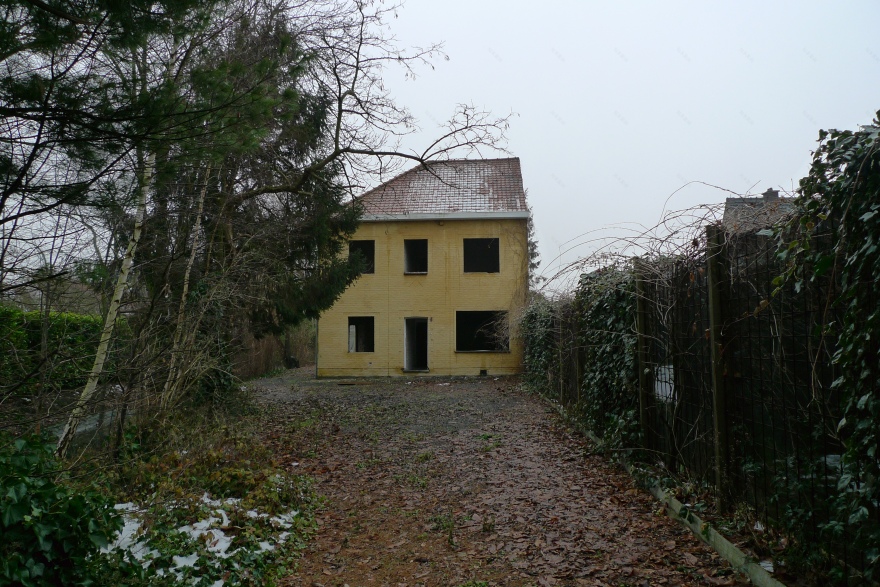 绿意盎然的城市新居 | 比利时三户共享住宅设计-11