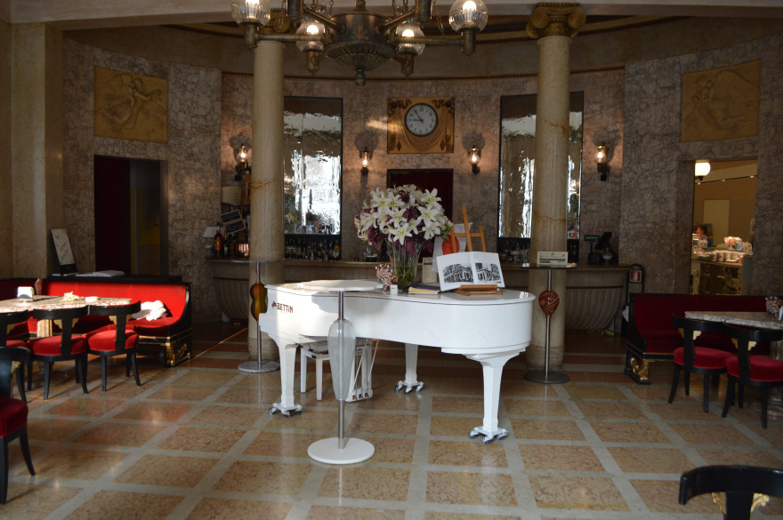 优雅玻璃长桌,打造站立晚餐新体验-3