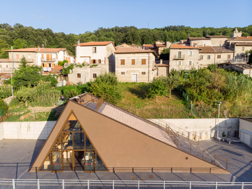 震后重生 · 意大利多功能中心融入山景-0