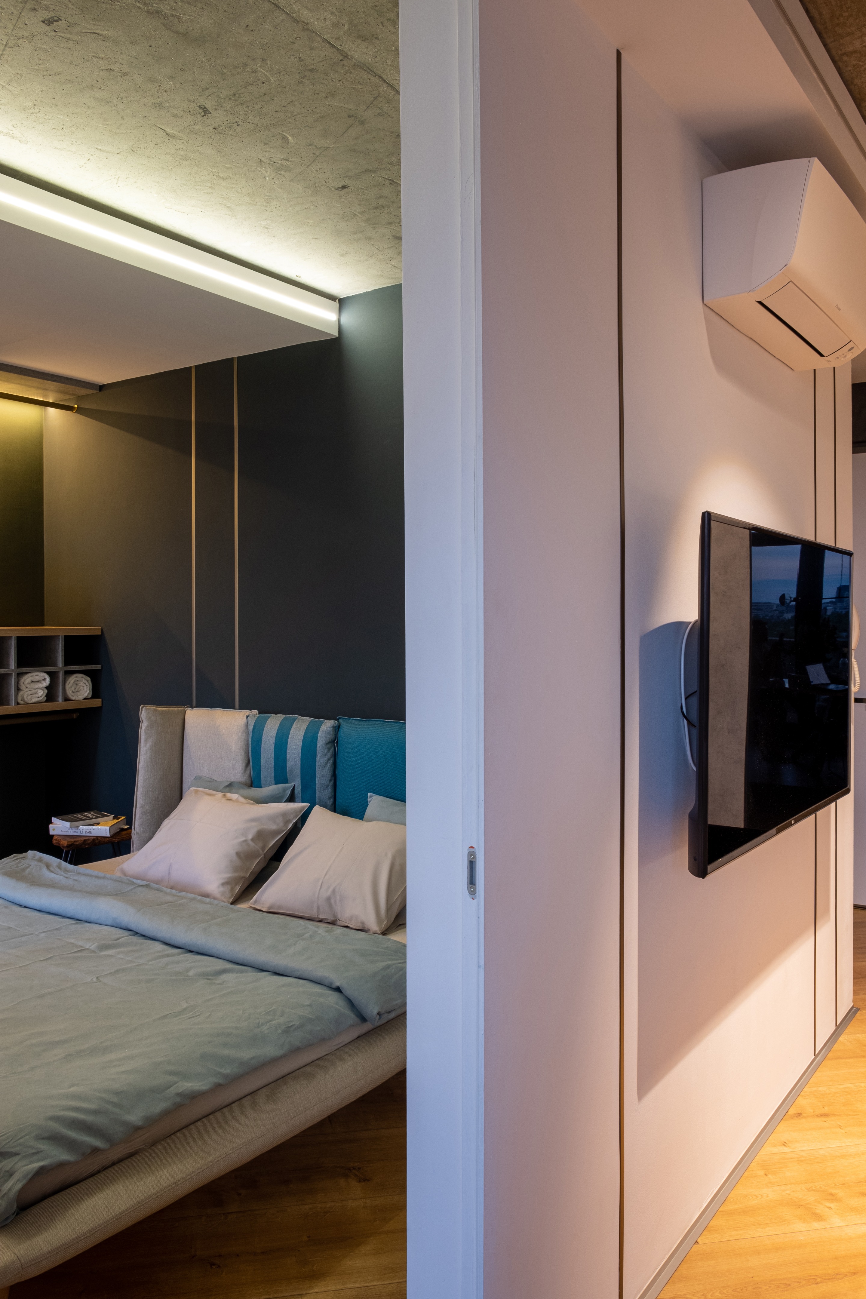 黑白极简公寓，融入自然的粗犷之美-17