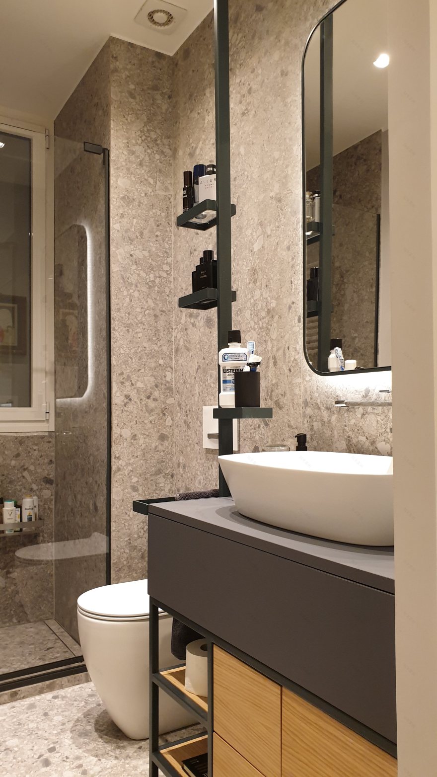 黄金光辉下的自然与人工光影公寓-9