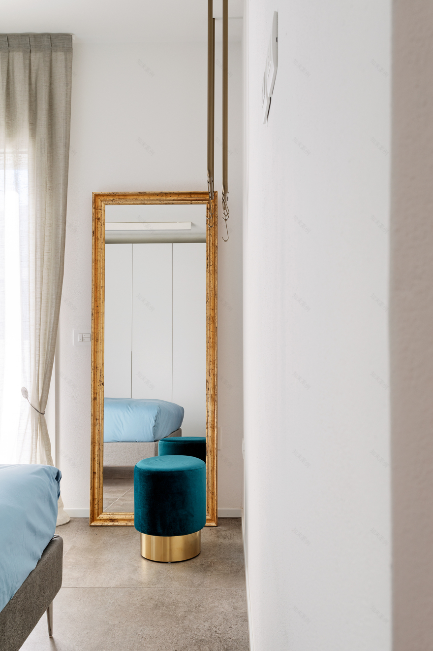 极简白色公寓,自然光线与设计完美融合-64