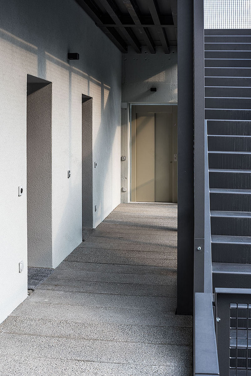 瑞士卢加诺湖畔别墅改建,金属质感与优雅湖景的完美融合-10