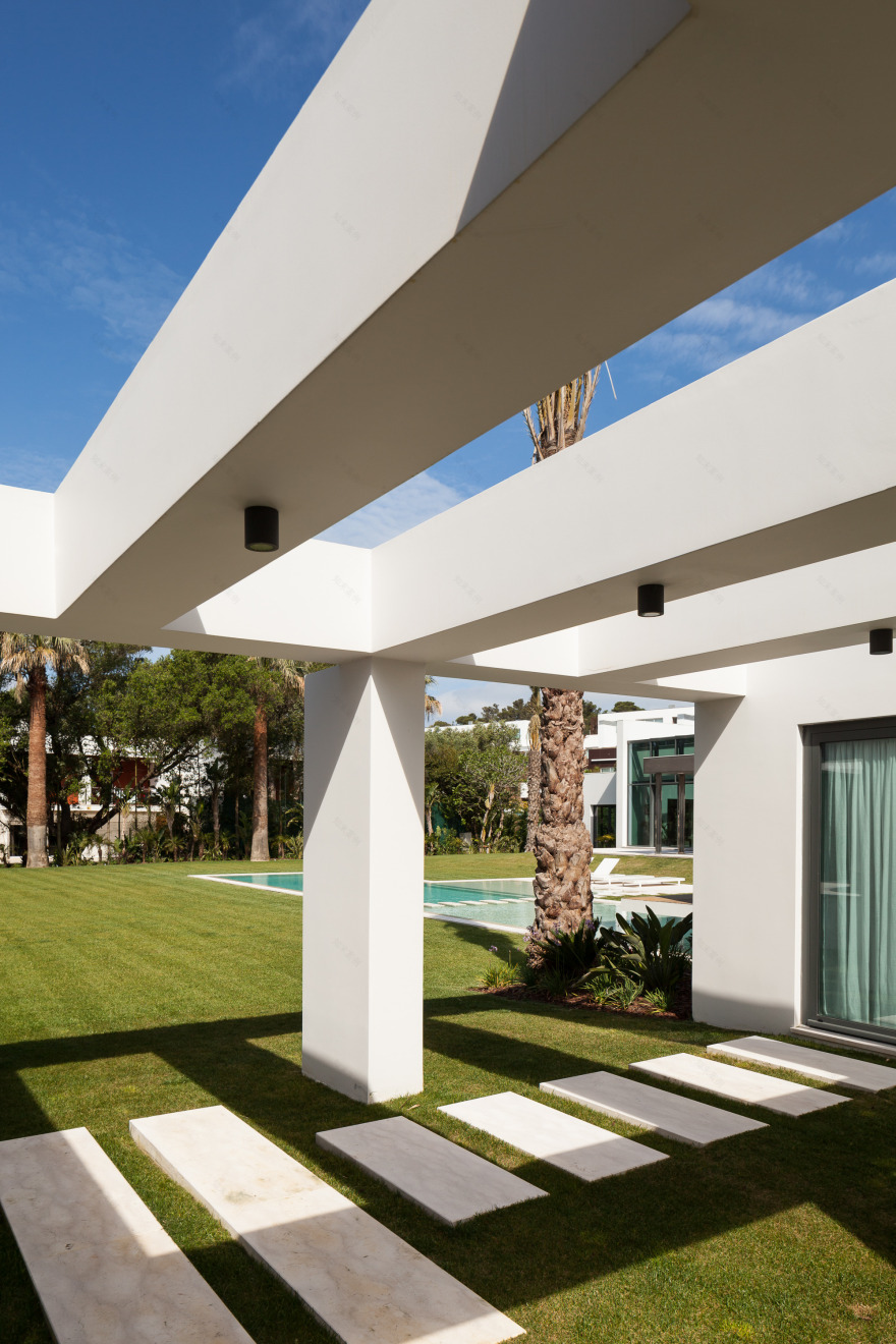 葡萄牙别墅和谐重生,室内外空间完美融合-5