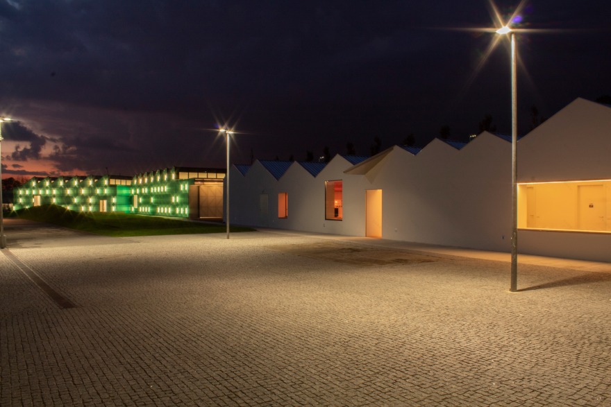 绿色纤维玻璃外墙,打造温馨包容的康复中心-38