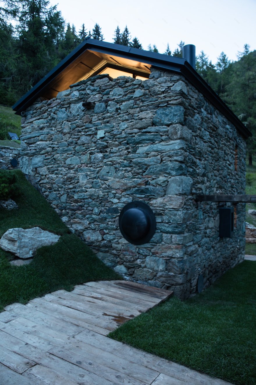 森林中的石头小屋-4